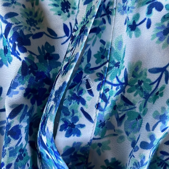 NWT Emaline Blue & White Short Bell Sleeves Boho Top Blouse Size M - Picture 4 of 6